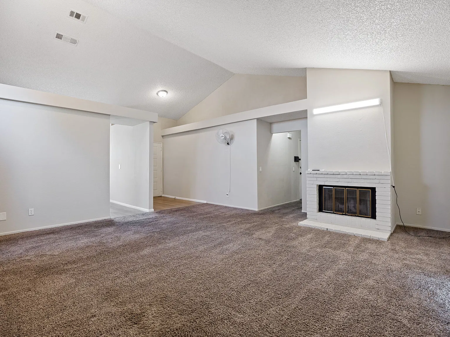 4 bed, 1327 sqft, $2,600 — Photo 3