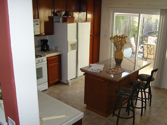 Kitchen island w/granite