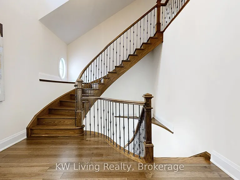 92 Giardina Cres — Photo 35