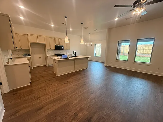 3 bed, 1768 sqft, $2,600 — Photo 4
