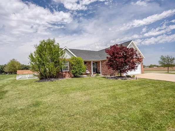 185 Quail Dr E, Highland, IL 62249