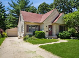 6110 Woodland Rd, Des Moines, IA 50312