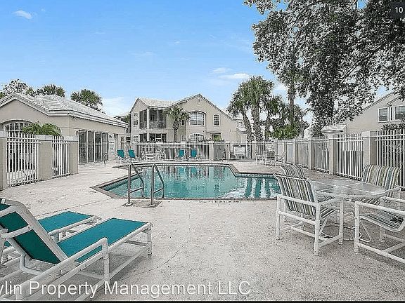 3rd image of 6918 Della Dr