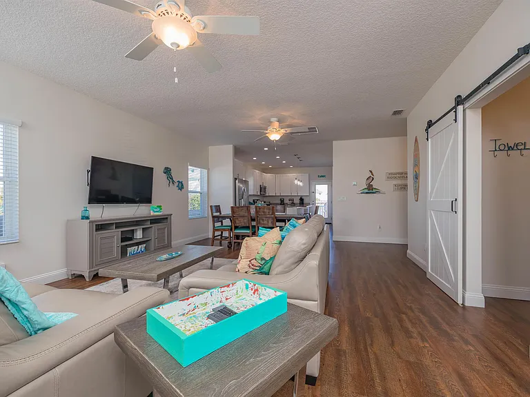 6832 Middleton Ave — Photo 12