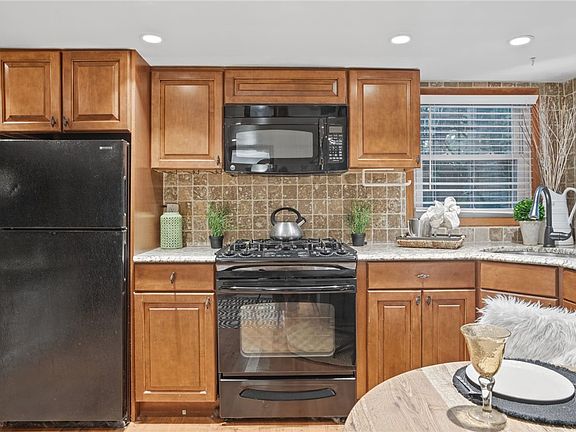 5th image of 327 Grandview Ave #101