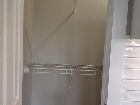5th image of 208 Guyler St