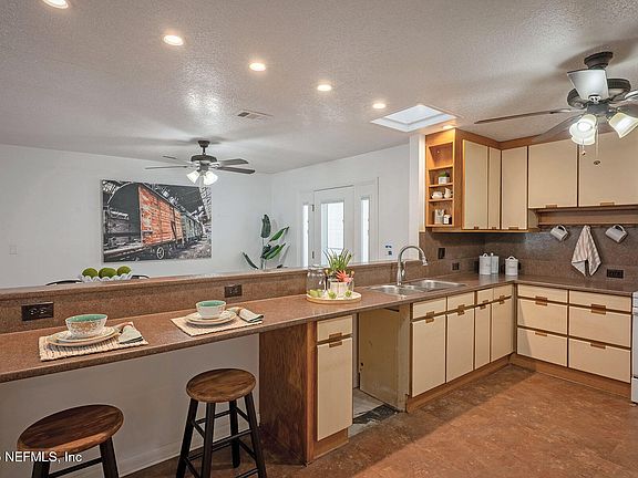 2nd image of 872 ALCALA Drive