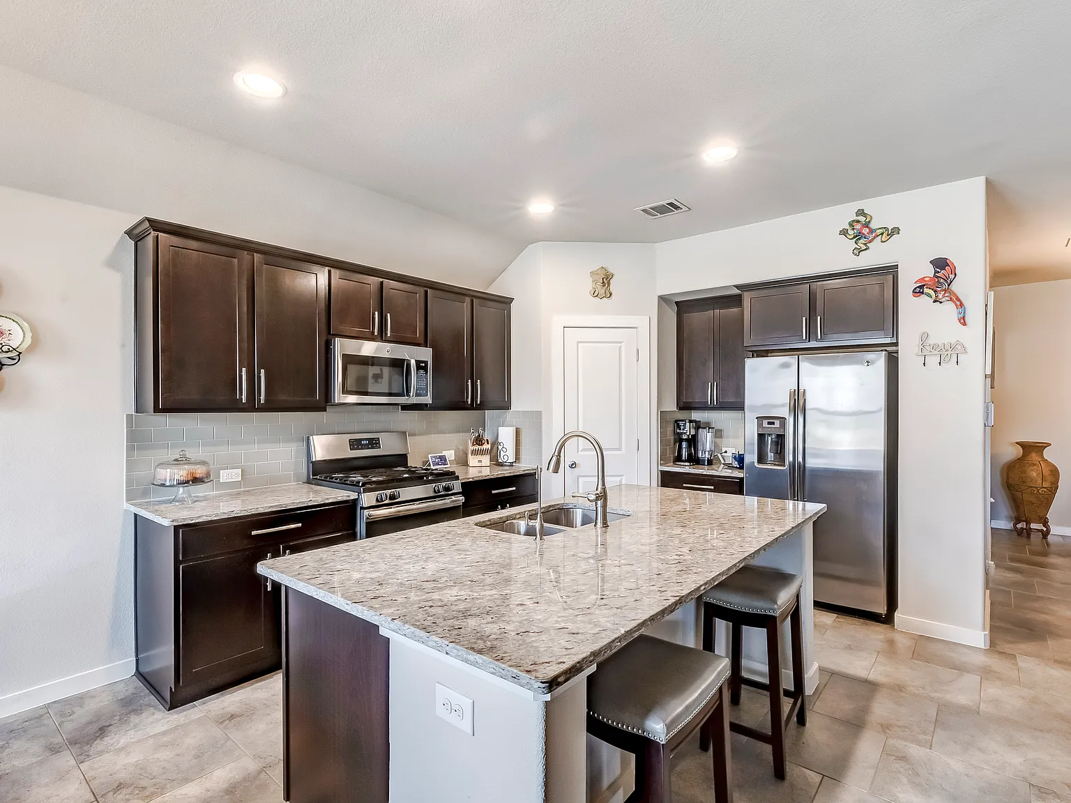 4 bed, 2218 sqft, $2,300 — Photo 4