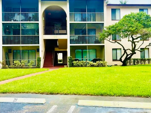 201 Foxtail Dr, Greenacres, FL