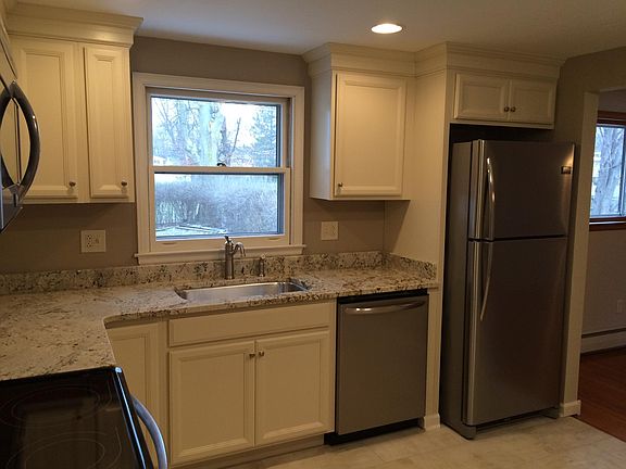 4th image of 74 Sherbrooke Ave