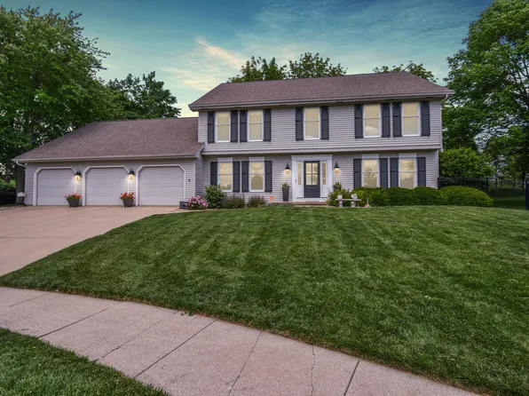 3 Wilshire Ct, Bloomington, IL 61704