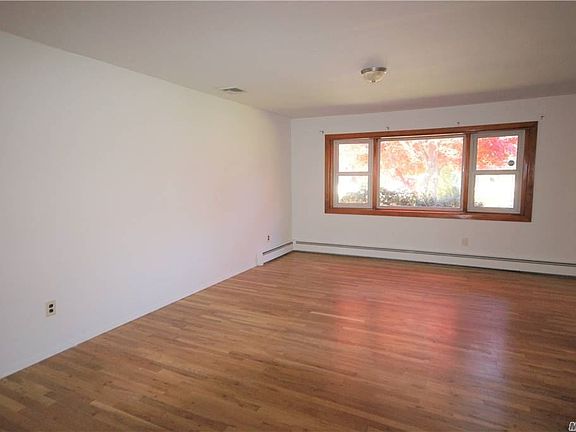 5th image of 14 Richard Ct