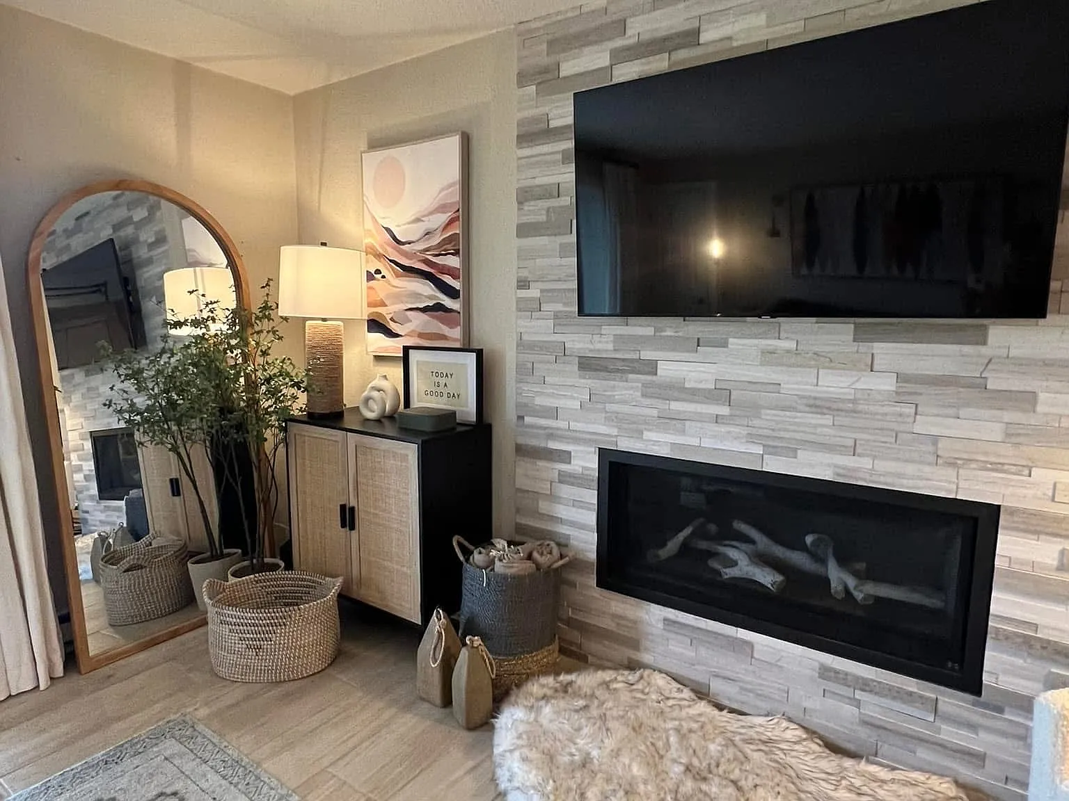 2 bed, 837 sqft, $2,400 — Photo 1