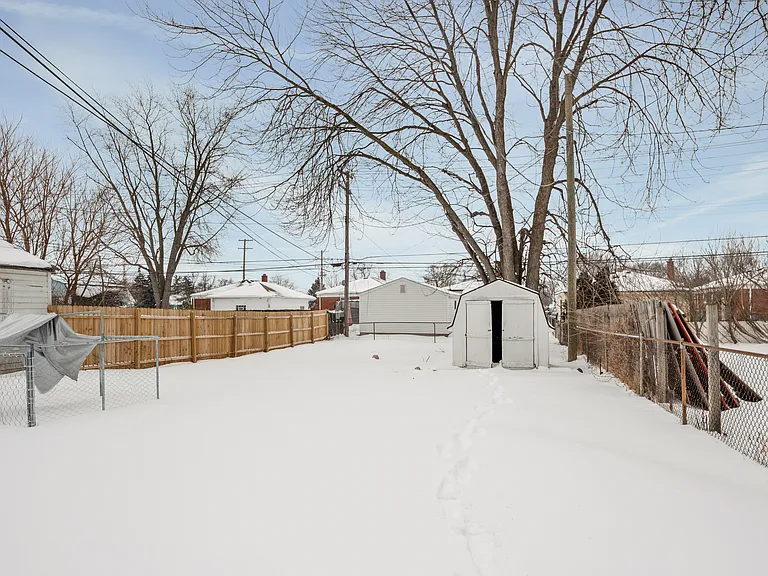 23023 Rosalind Ave — Photo 12