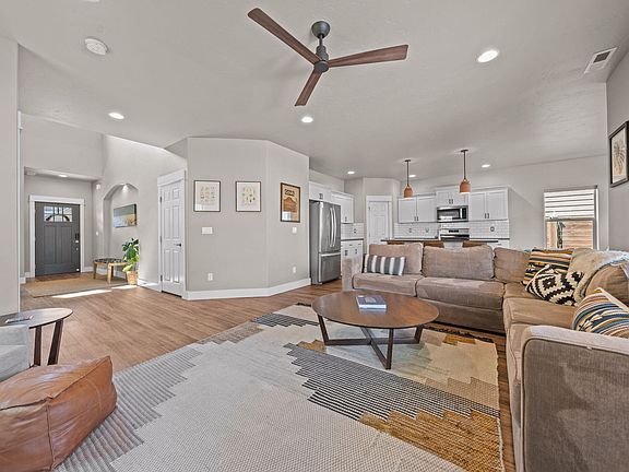 4th image of 20594 SE Gemstone Ave