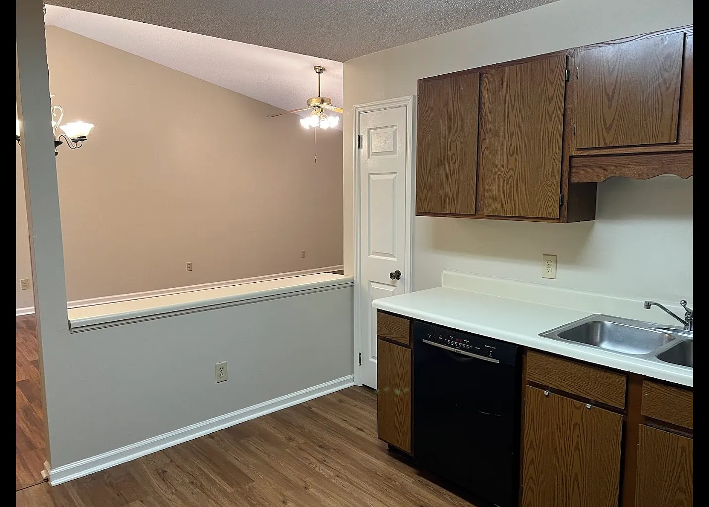 2 bed, 1083 sqft, $1,300 — Photo 4