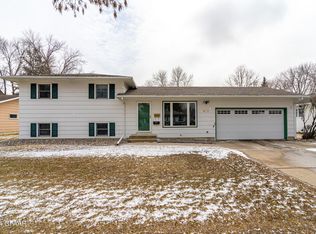 615 28th Ave S, Grand Forks, ND 58201