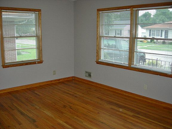 3rd image of 3126 Daviess St