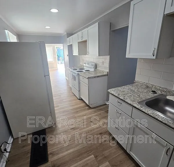 361 S Harris Ave #A — Photo 8