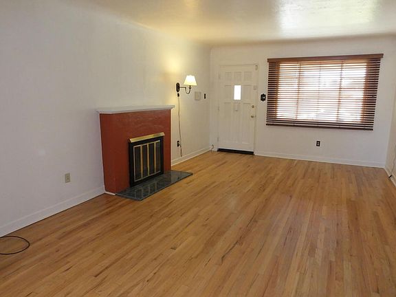 3rd image of 324 Laguayra Dr NE