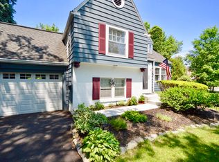 3 Lehn Springs Dr, Williamsville, NY 14221