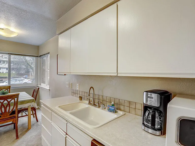East Thomas Suites — Photo 19