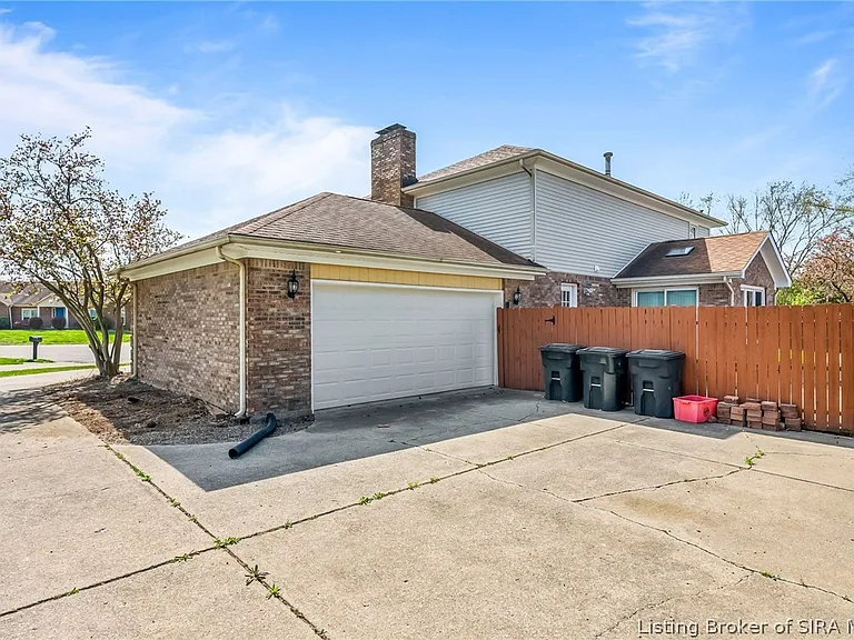 2201 Glenn Abbey — Photo 43