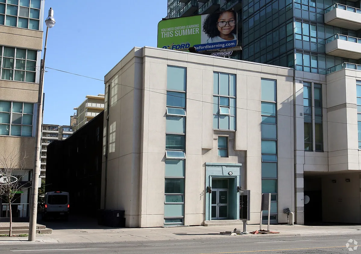 196 Eglinton Avenue East — Photo 3