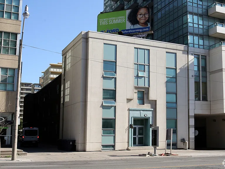 196 Eglinton Ave E — Photo 3