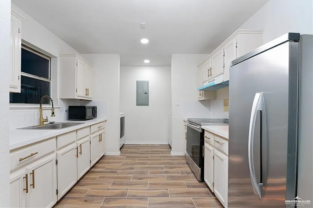 3 bed, 1.0 bath, 1014 sqft, $1,300 — Photo 4
