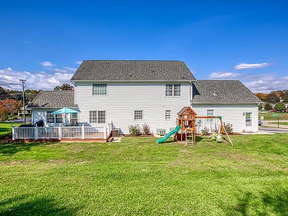 4th image of 19012 Sterling Dr