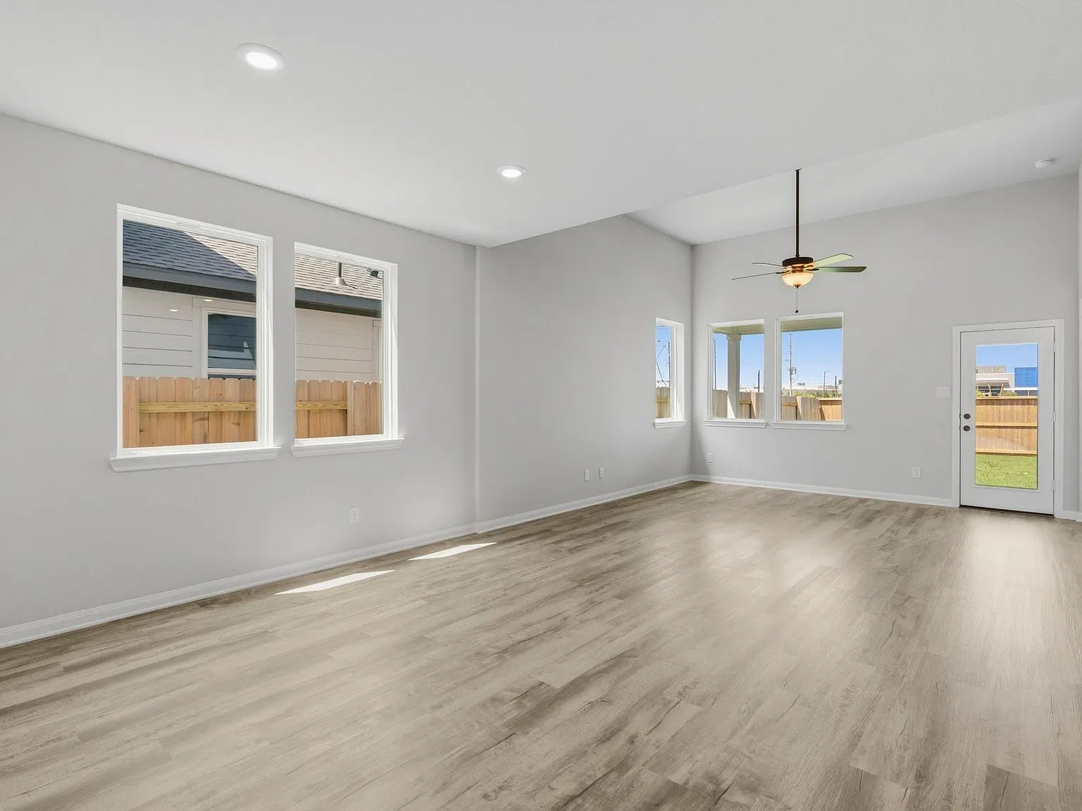 4 bed, 3.0 bath, 2354 sqft, $3,100 — Photo 4