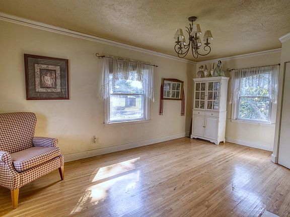 3rd image of 809 N Sterling Ave