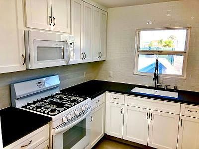 2nd image of 1029 Aviation Blvd