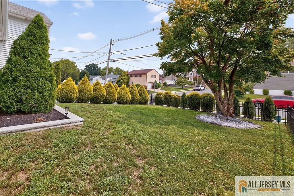 3 bed, 1.5 bath, 1806 sqft, $3,700 — Photo 4
