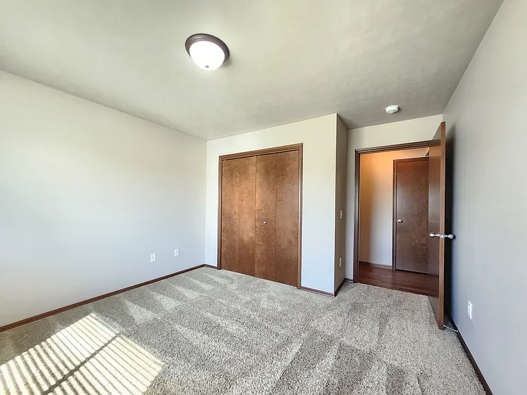 PRAIRIE POINTE APARTMENTS — Photo 11