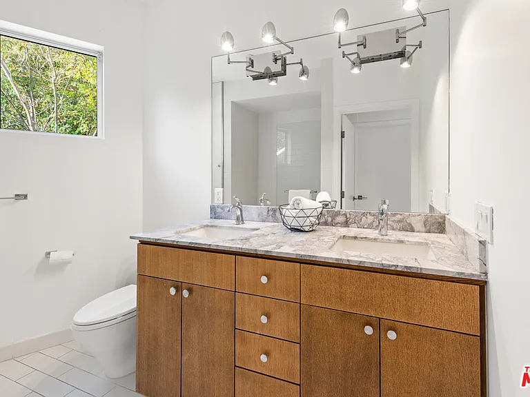 8469 Franklin Ave — Photo 34