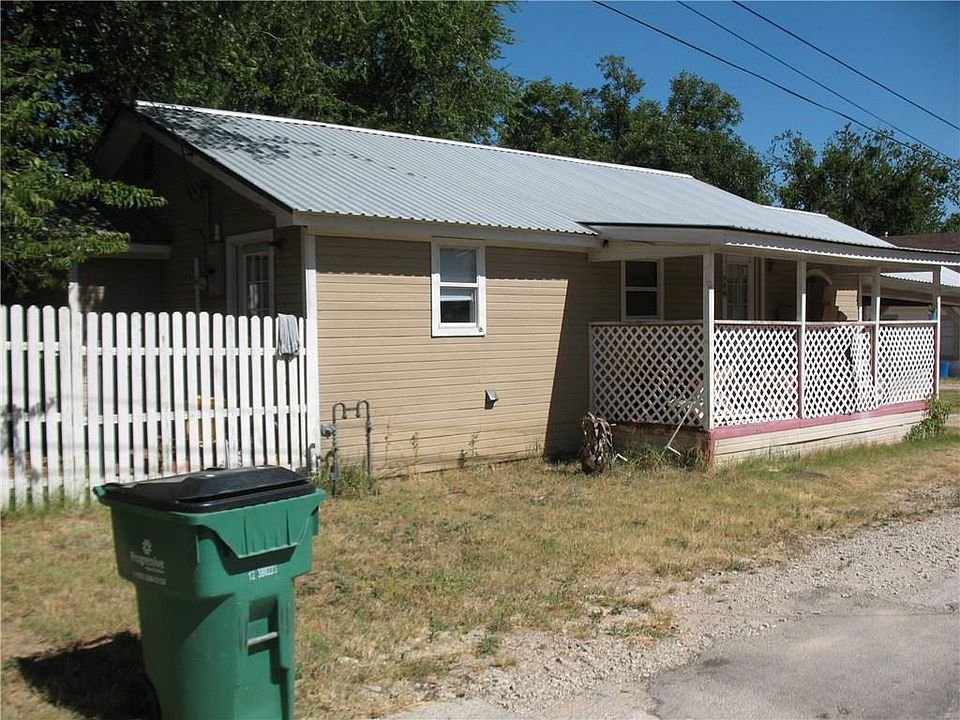 2nd image of 704 N Hart St