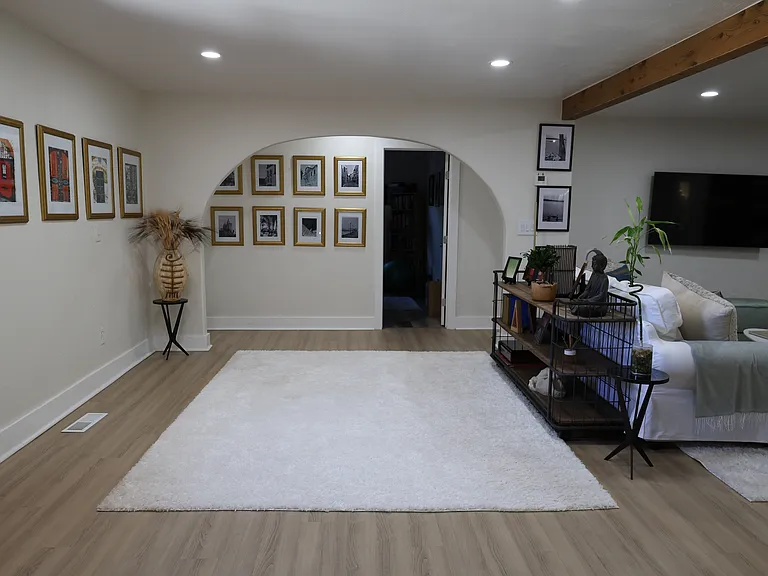 Living room (East)