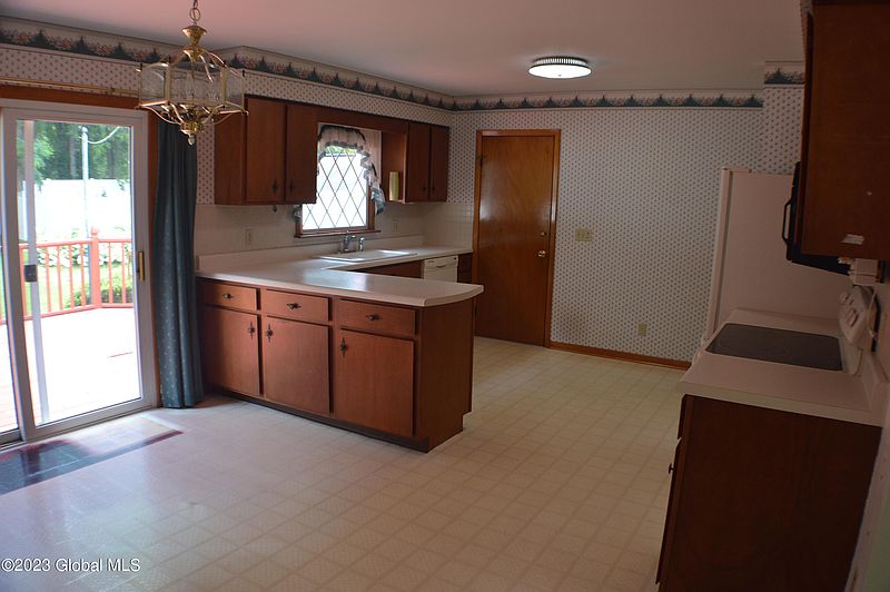 4th image of 176 E Palmer Avenue