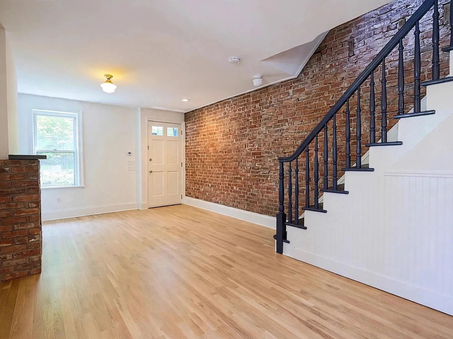 3 bed, 1.5 bath, 1325 sqft, $6,200 — Photo 4