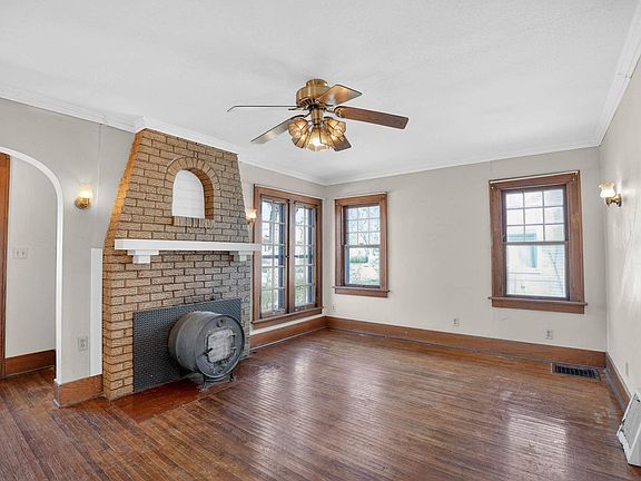 4th image of 713 Riehl St