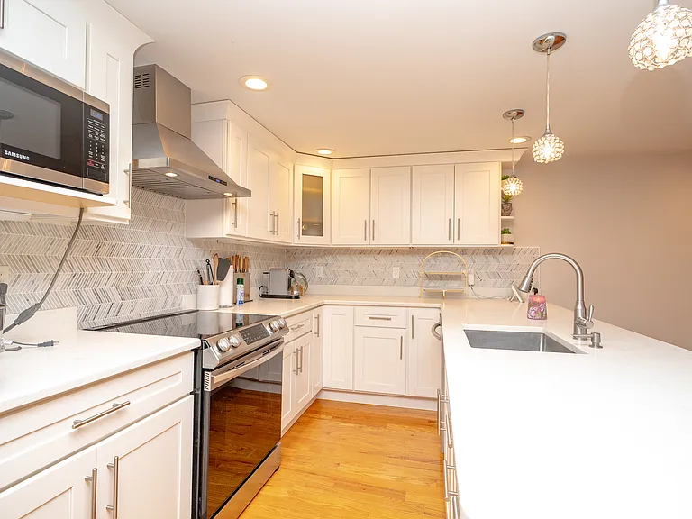 592 Poplar St — Photo 4