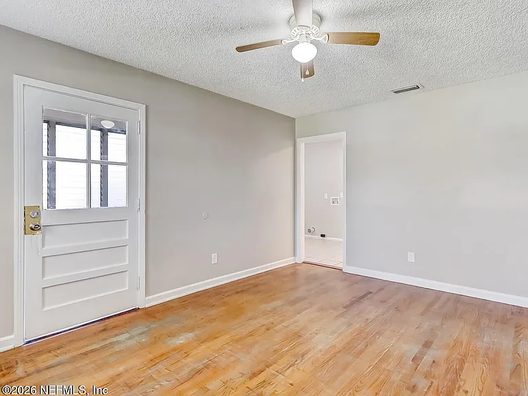 1901 Pullman Ct — Photo 6