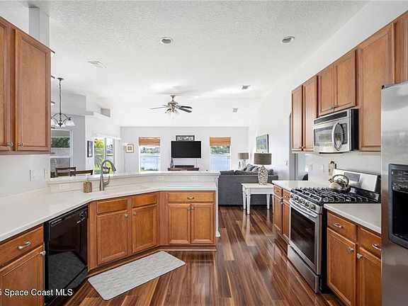 4th image of 935 Southlakes Way SW