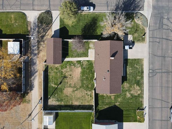 415 Cherry Ave, Oakley, KS 67748