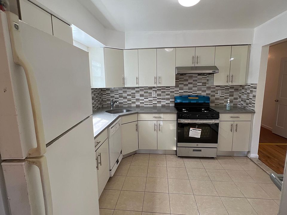 1st image of 13522 Coolidge Ave APT 3