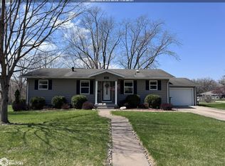 906 S 8th St, Fairfield, IA 52556