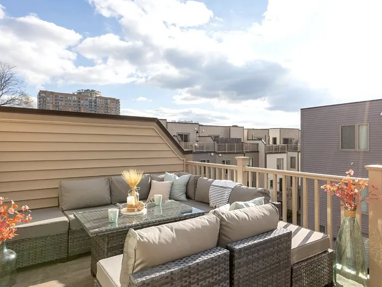 872 Thompson Cres — Photo 3