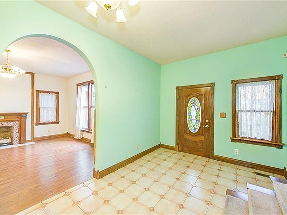 5th image of 239 E 11th St